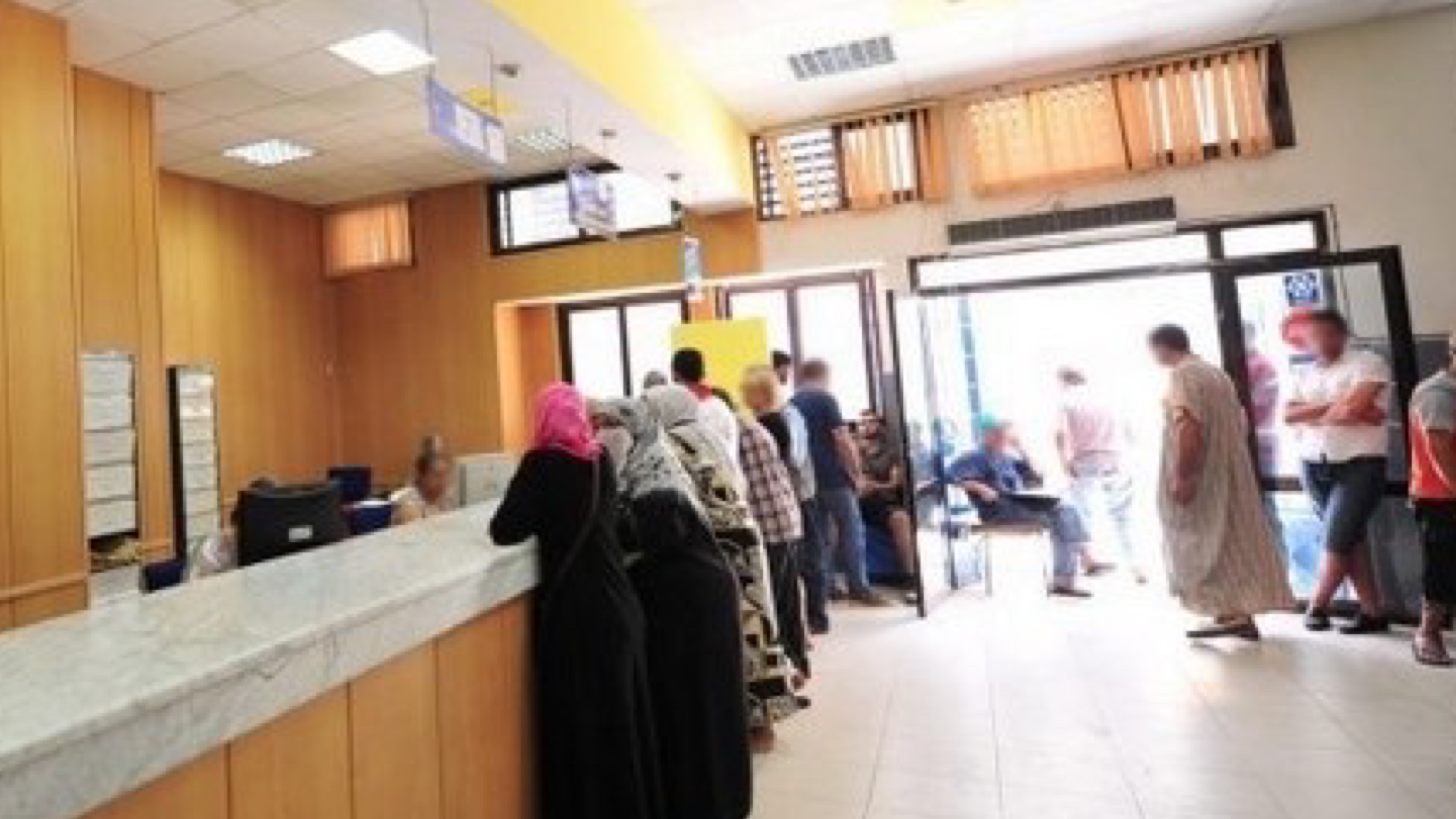 في ظل ارتفاع أسعار المحروقات.. دعوة برلمانية لاعتماد العمل عن بعد في الإدارات العمومية والمقاولات