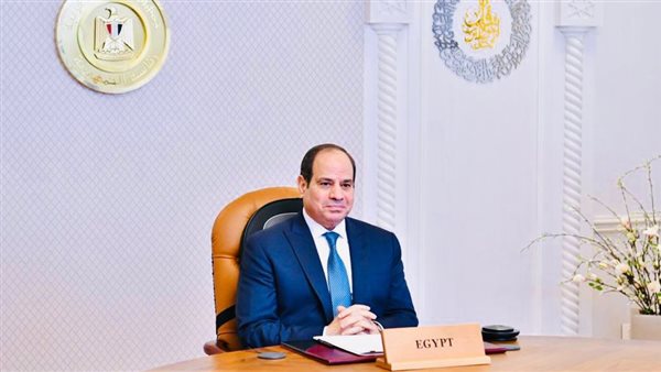 رئيس الاتحاد العام لنقابات عمال مصر يقدم هدية تذكارية للرئيس السيسي