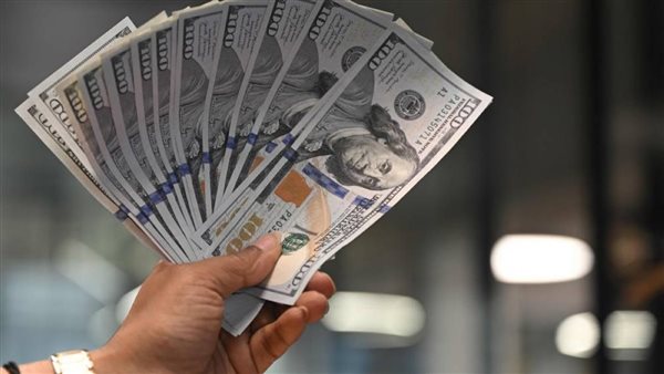 عاجل| بعد الانخفاض عالميا.. هل يعود الدولار إلى أقل 50 جنيهًا في مصر؟