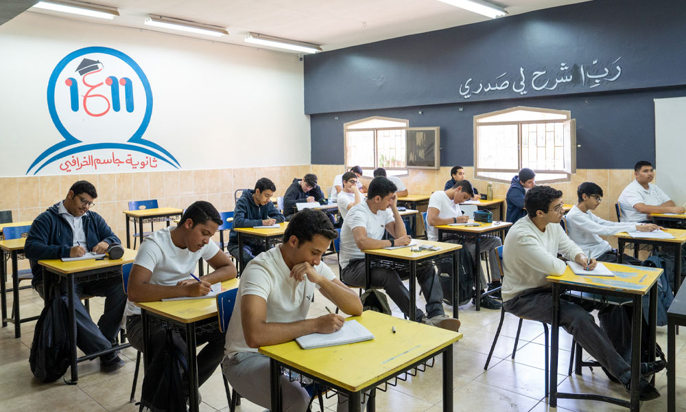 بعد انقطاع دام شهرين.. طلبة الثانوية العامة يستأنفون دراستهم حضوريا