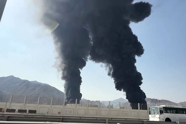 حكومة الفجيرة: شظايا اعتراض ناجح تسببت بحريق في منطقة للصناعات البترولية
