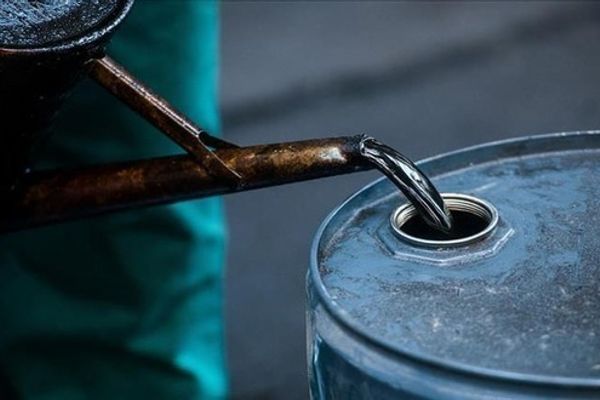 أسعار النفط ترتفع بعد أنباء عن قصف سفينة أمريكية بمضيق هرمز