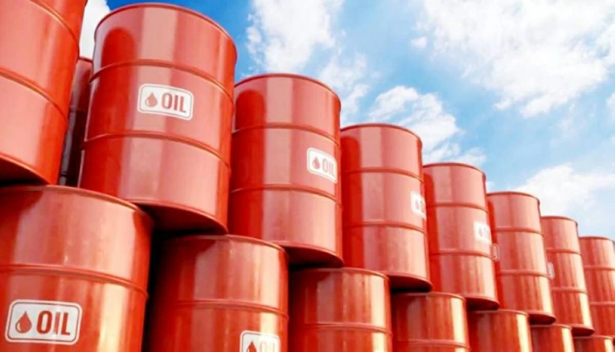 النفط يهبط بأكثر من 4% في بداية تداولاته الأسبوعية