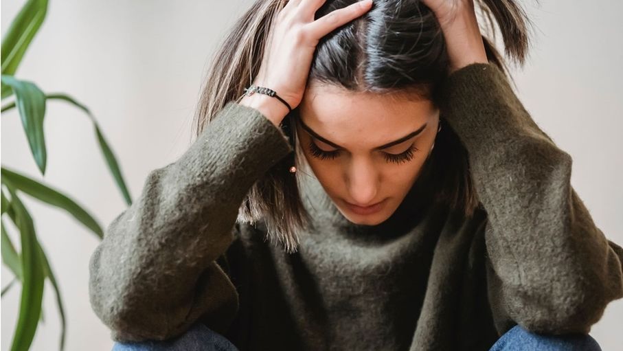 هل تثق بصوتك الداخلي؟.. متى يكون حدسا ومتى يكون قلقا؟