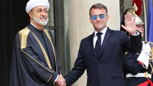 ماكرون يرتدي النظارة السوداء مجددا خلال استقبال سلطان عمان، ما القصة؟