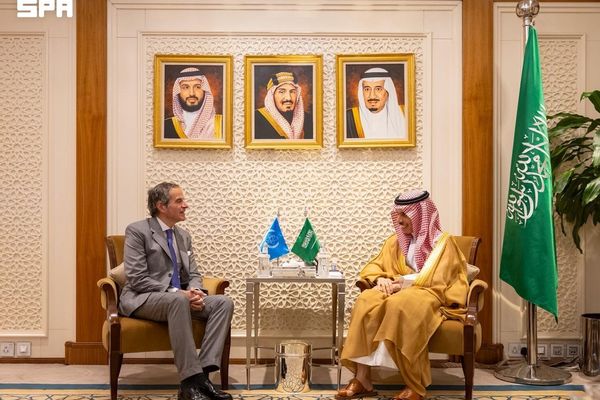 فيصل بن فرحان يبحث مع غروسي التعاون فيما يتعلق بمنع انتشار الأسلحة النووية وضمان السلامة والأمن النوويين