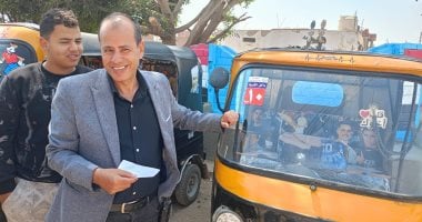تعريفة موحدة 10 جنيهات.. رئيس مدينة العياط يضع ملصقات الأجرة بنفسه على التكاتك