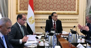 رئيس الوزراء يتابع مع وزيرى المالية والبترول عددًا من ملفات العمل المشترك