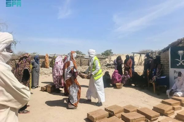 مركز الملك سلمان للإغاثة يوزع (425) كرتون تمر في إقليم بحر الغزال بجمهورية تشاد