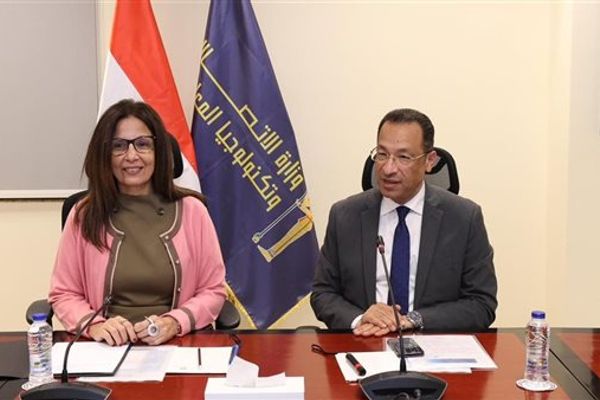 الاتصالات والثقافة يبحثان استخدام الذكاء الاصطناعي في الترجمة الآلية للكتب