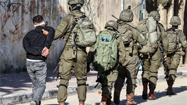 الاحتلال يضيق على الفلسطينيين خلال صلاة الفجر بالأقصى ويعتقل آخرين بالضفة