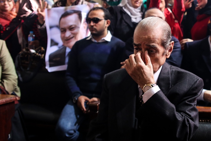 “حوّل الرئيس لحرامي مونة”… تصريحات حول محامي مبارك تثير الجدل في مصر… وأسرته تنفيها
