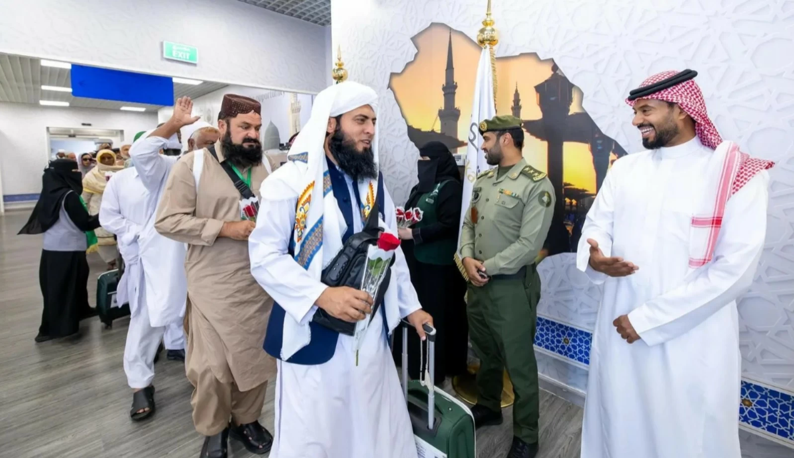 وصول أولى رحلات مستفيدي مبادرة «طريق مكة» من باكستان إلى مطار الأمير محمد بن عبد العزيز بالمدينة المنورة