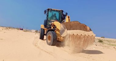جهود مكثفة لرفع آثار الرياح الشديدة في الشيخ زويد وإعادة فتح الطرق