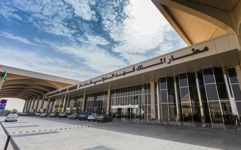 «مطارات الدمام»: ندعو المسافرين إلى التواصل المباشر مع شركات الطيران للتحقق من مستجدات رحلاتهم