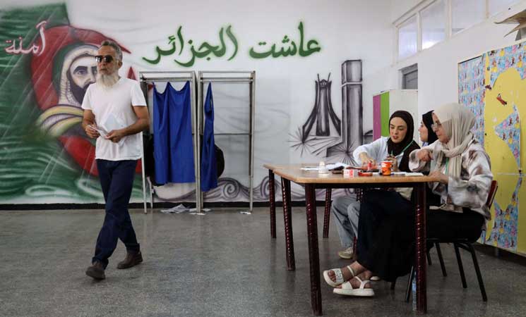 أغلبية مريحة لتبون في البرلمان الجزائري الجديد.. ورئيس حزب موالٍ يثير جدلا بحديثه عن تصويت الأموات- (فيديو)