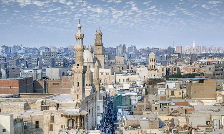 في قاهرة المعز: التاريخ الذي يُستعاد من حركته في الحاضر