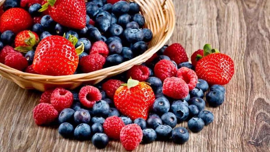 تحليل لأبحاث 10 سنوات: التوت والعنب يقللان الكوليسترول الضار