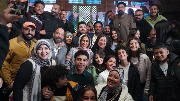 عمرو سعد يحتفل بانتهاء تصوير مشاهد مسلسله الرمضاني إفراج (صور)