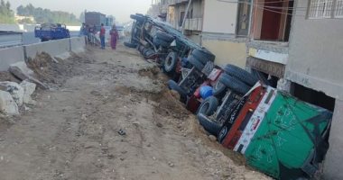 انقلاب سيارة نقل ثقيل بطريق النهضة غرب الإسكندرية