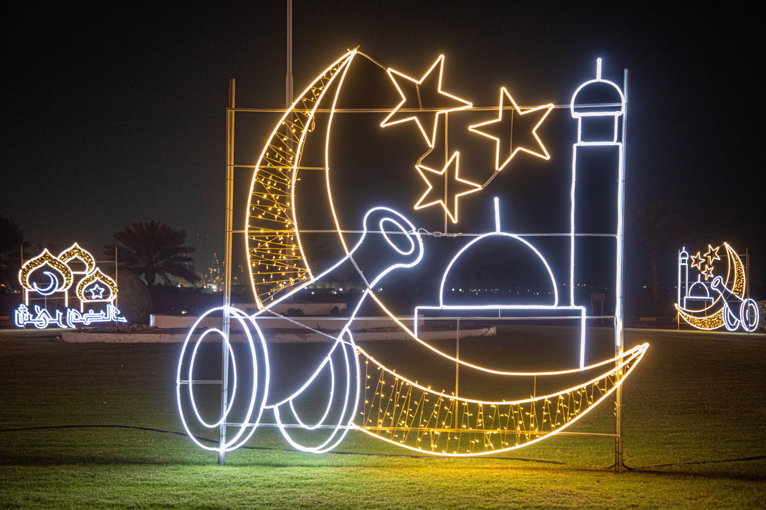 الحمرية تتلألأ بأنوار رمضان… لوحات ضوئية ترسم روح الشهر وتُجسّد جمالياته