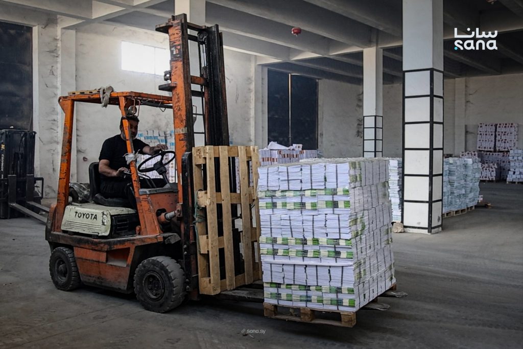 بدء تجهيز 100 ألف كتاب مدرسي لإرسالها إلى الحسكة ضمن خطة وزارة التربية