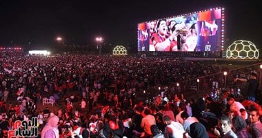 الجماهير ترتدى تيشيرتات المنتخب ويرفعون علم مصر فى EFZ بالعاصمة الجديدة