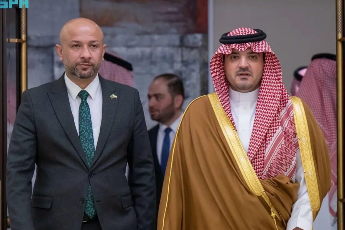 الصالح يقدم الشكر للقيادة على الدعم الإنساني.. وزير الداخلية ووزير الطوارئ السوري يبحثان تعزيز التعاون