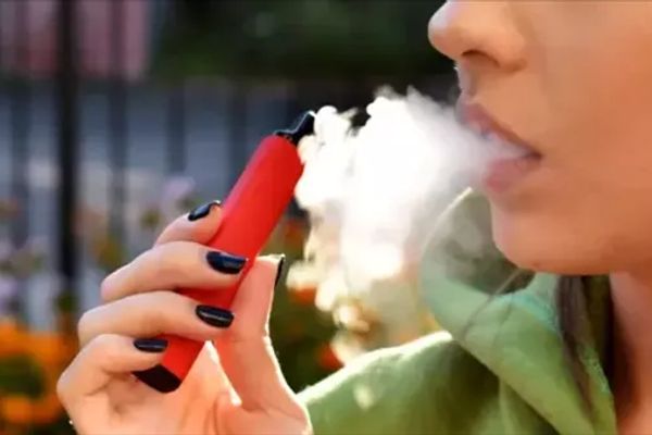 جدل لا ينتهي حول السجائر الإلكترونية وخطر السرطان