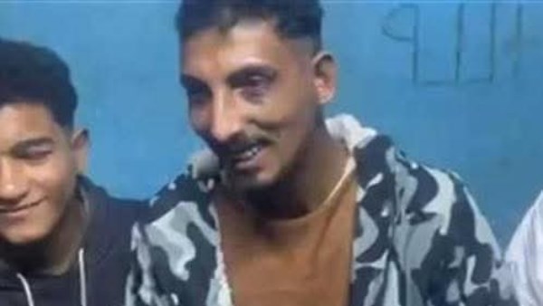 ضربته بالقلم علشان أحتوي الموقف.. ننشر أقوال عمدة ميت عاصم في واقعة إجبار شاب على ارتداء بدلة رقص ببنها