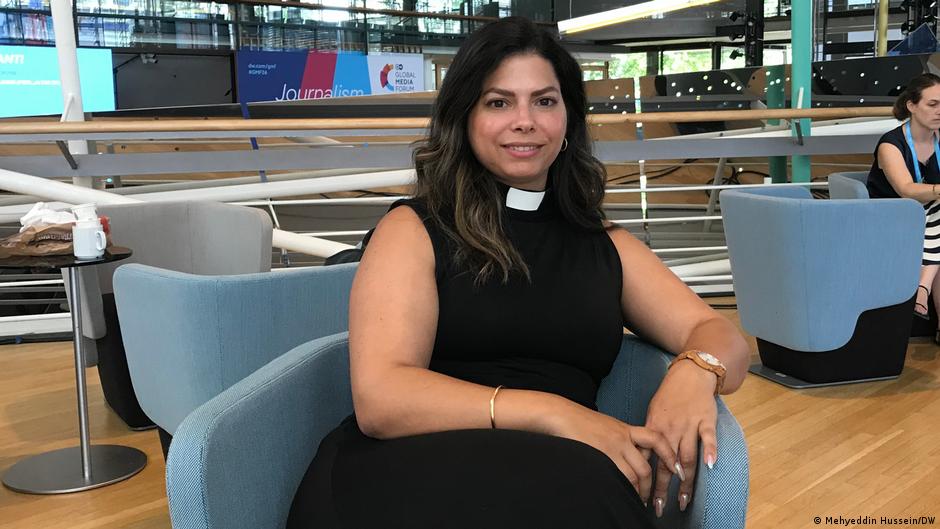 أول قسيسة فلسطينية لـDW: الرب لم يقل إن الرجل أفضل من المرأة