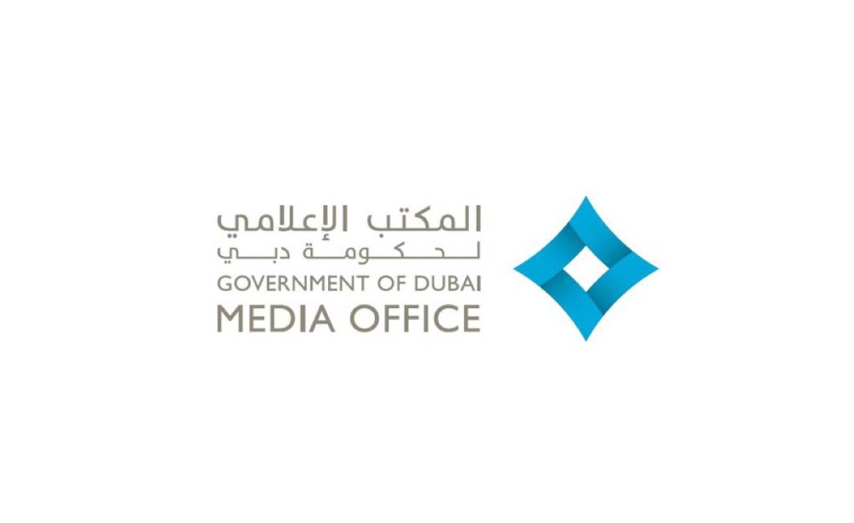 الجهات المختصة في دبي تتعامل مع حادث بسيط ناجم عن سقوط شظايا على واجهة أحد المباني وسط دبي