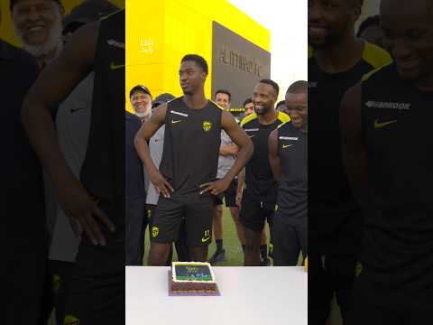 ‏🎥| النمور تحتفي بـ"محمدو دومبيا" 🥳🎂