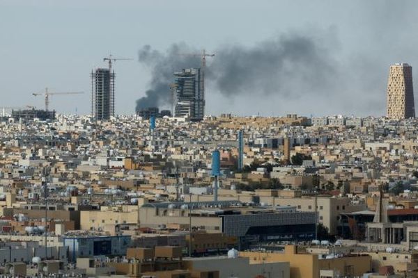 وفاة شخصين وإصابة 12 إثر سقوط مقذوف عسكري على موقع سكني بالسعودية