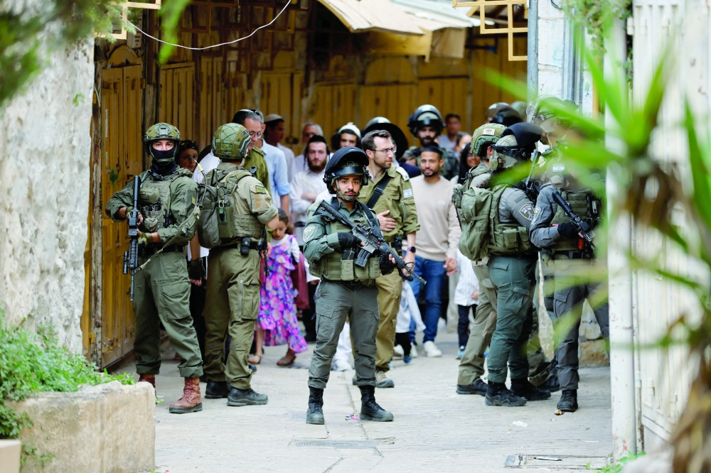 إصابة 6 فلسطينيين في هجوم للمستوطنين بشمال وجنوب الضفة