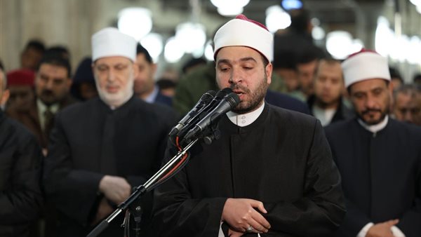 وسط أجواء من السكينة، آلاف المصلين يؤدون صلاتي العشاء والتراويح في الجامع الأزهر (صور)