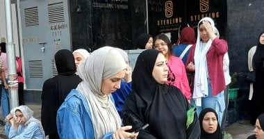 دعم نفسي ودعوات بالتوفيق.. أولياء الأمور يساندون أبناءهم أمام اللجان