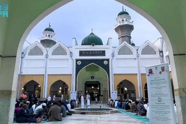 "الشؤون الإسلامية" تنظّم مأدبة إفطار للصائمين في المسجد الجامع بالعاصمة الكينية نيروبي