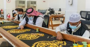الكعبة تتزين بثوبها الجديد فى يوم عرفة.. قصة المحمل علامة موكب مصر نحو البيت الحرام.. رحلة كسوة الكعبة فى ألف عام.. تحفة فنية من الحرير والذهب والفضة..200 موظف ينسجون الثوب الأغلى في العالم بتكلفة 25