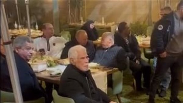 بحضور والدة عبد الوهاب والمعلم، أحمد حسن يستضيف الجيل الذهبي للفراعنة لتناول السحور بمنزله (فيديو)
