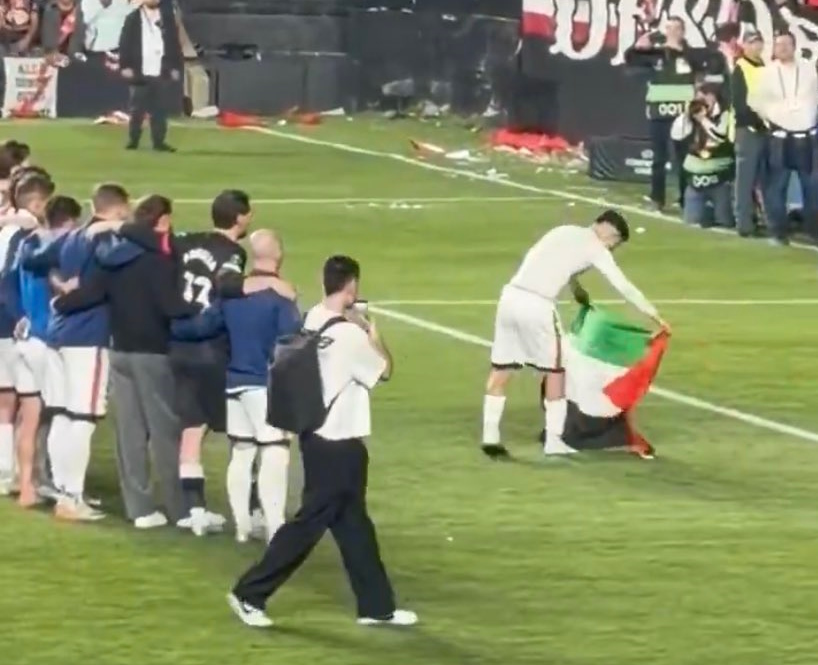 لاعب مغربي يحتفل مع جماهير فريقه الإسباني بالعلم الفلسطيني- (شاهد)