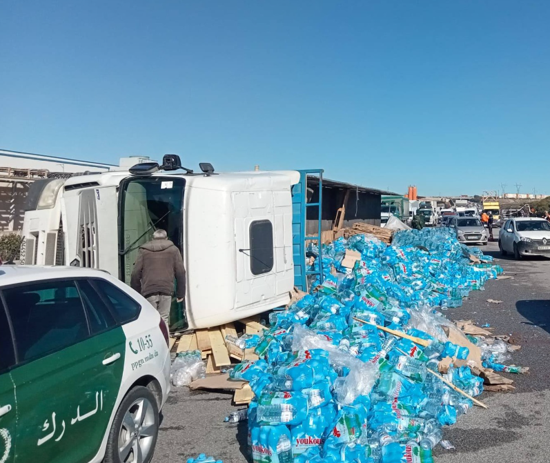 حادث مرور يتسبّب في تدفّق عبوات المياه المعدنية على الطريق في سطيف