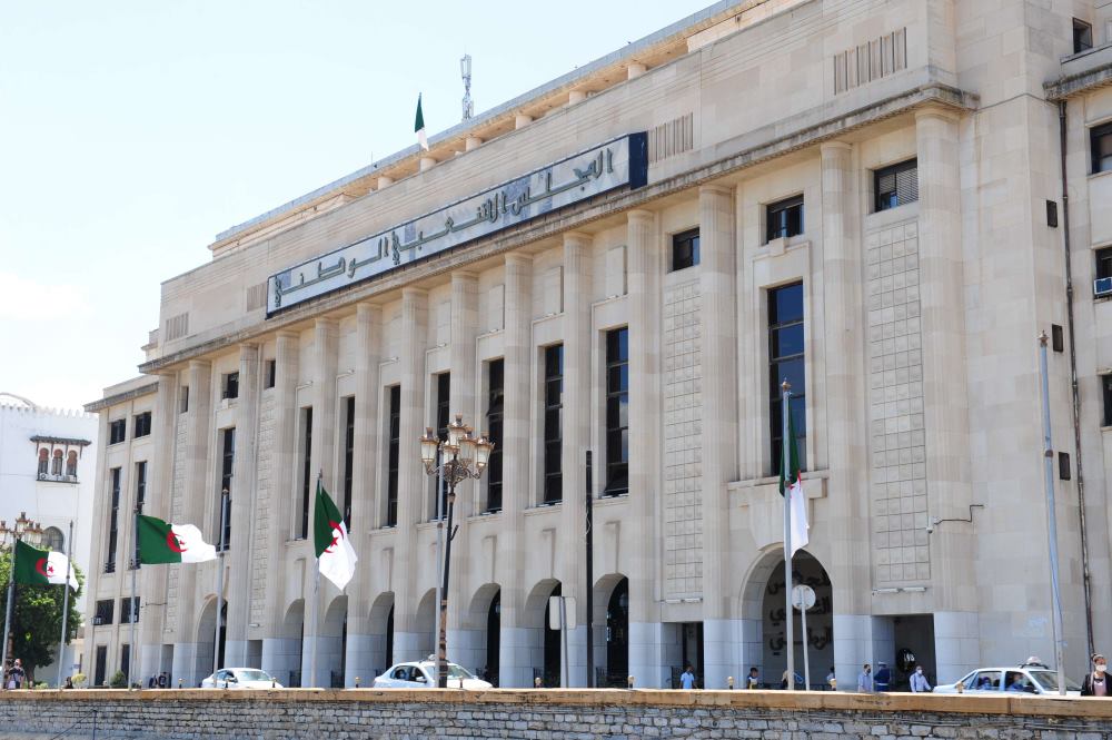 مقترحات قوانين في الجزائر: السجن لمن يرمي والديه المسنين.. حظر المواقع الإباحية ومنع مواقع التواصل عن الأقل من 16 سنة