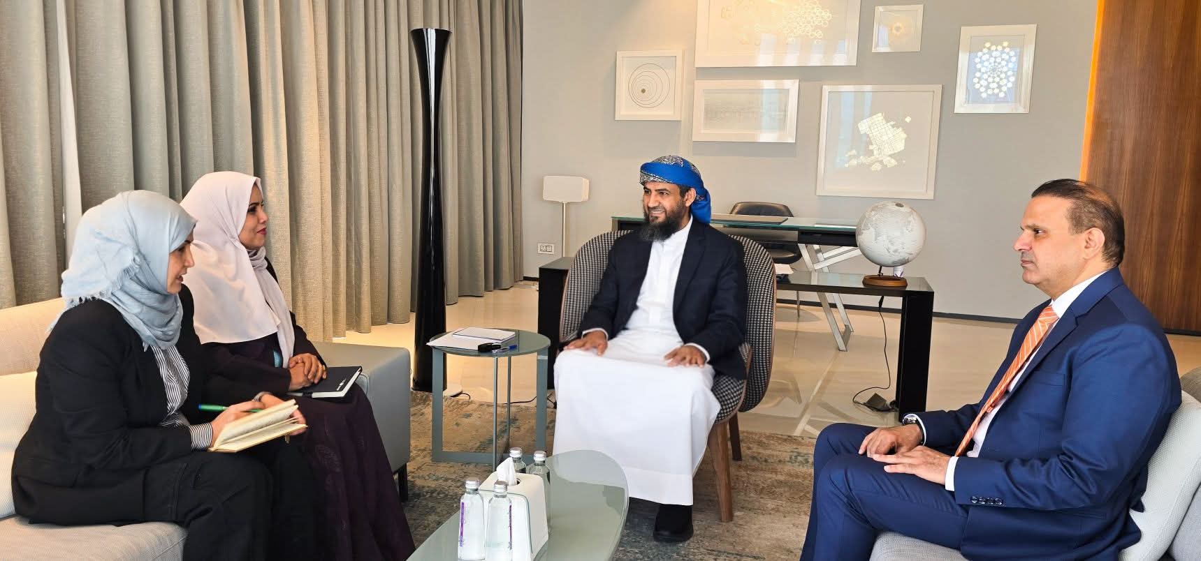 المحرّمي يشدد على صون حقوق الإنسان وتعزيز حضور المرأة في مراكز صنع القرار