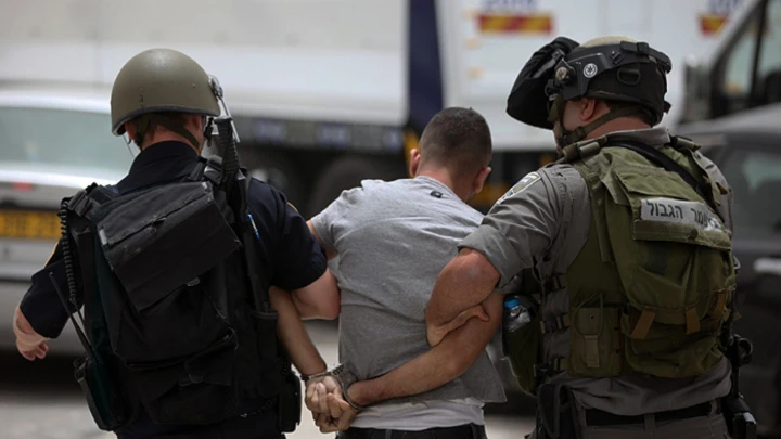 الاحتلال يعتقل 15 فلسطينيا في الضفة الغربية