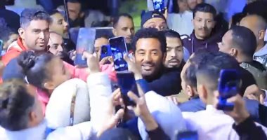 الأمن يتدخل للسيطرة على تدافع الجمهور على عمرو سعد أثناء تصوير مسلسل إفراج