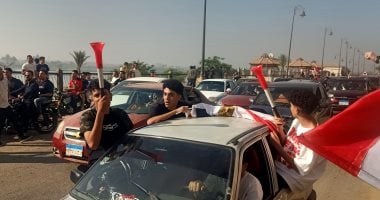 احتفالات على كورنيش بنى سويف بتأهل المنتخب للدور الـ32 فى كأس العالم