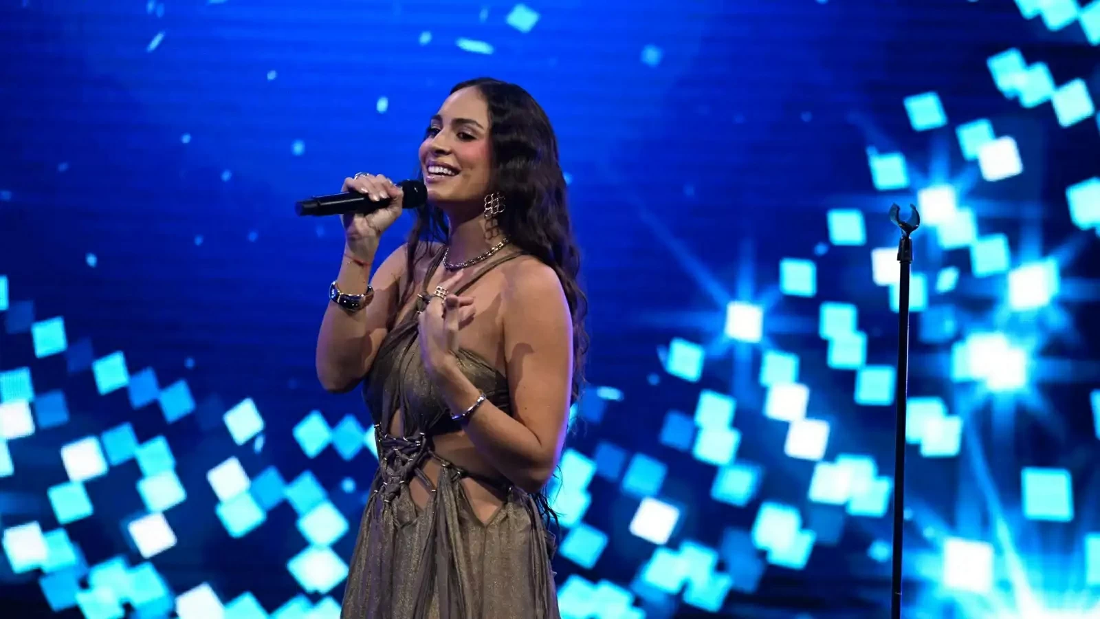 «أنا من العباسية».. فنانة عالمية تفاجئ الجمهور بجذورها المصرية وتغني بالعربي