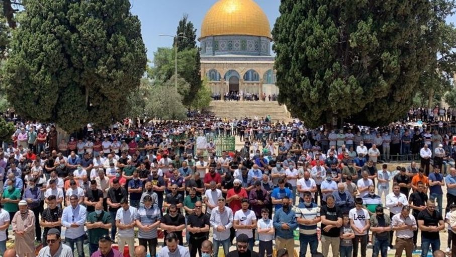 75 ألفا يؤدون صلاة الجمعة في المسجد الأقصى...