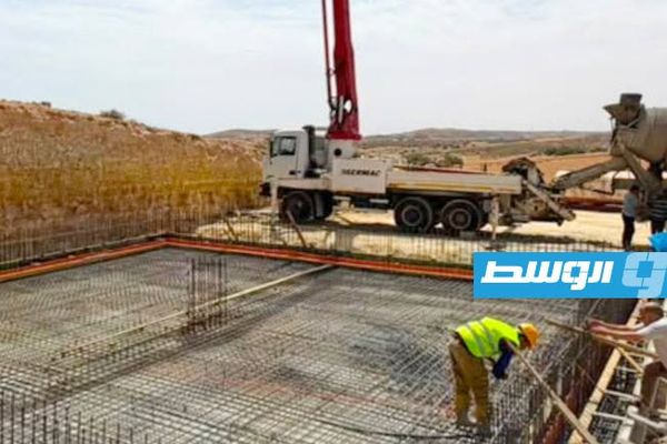 مواصلة العمل في تنفيذ خزان مياه بمنطقة الجماعات في الخمس